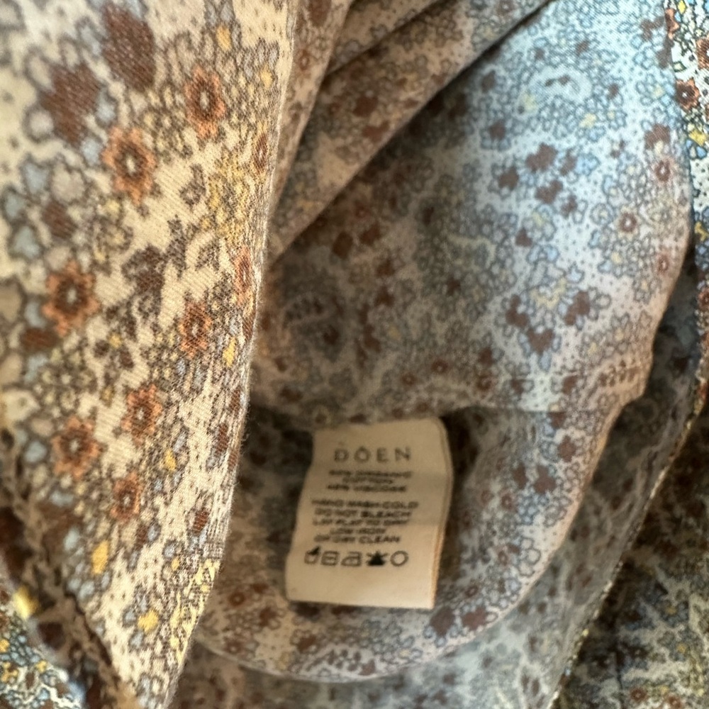 Doen Floral Button-Front Blouse in Olive Green and Cream - Picture 3 of 4